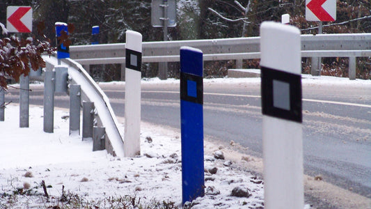 Různé barvy sloupků u silnic – co znamenají?