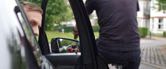 V Británii pokuta až 30 000 korun za otevření dveří špatnou rukou.