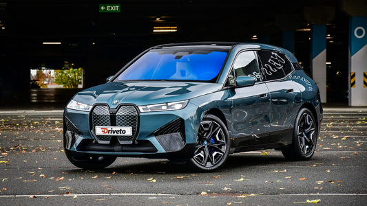 SUV z jiné planety ukazující budoucnost – BMW iX