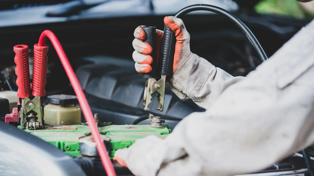 Jak nastartovat auto s vybitou autobaterií? Rady pro startování, když baterie stávkuje