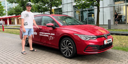 Auto si koupím, až nebudu vědět co s penězi, říká hokejový talent Matěj Blümel