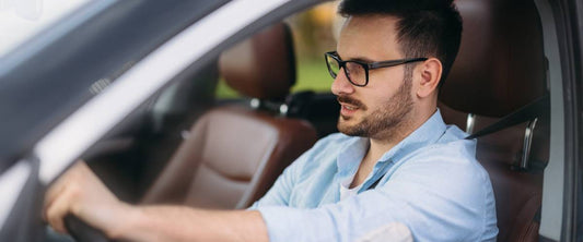 Skoro polovina řidičů špatně vidí na cestu. Brýle ale nenosí.