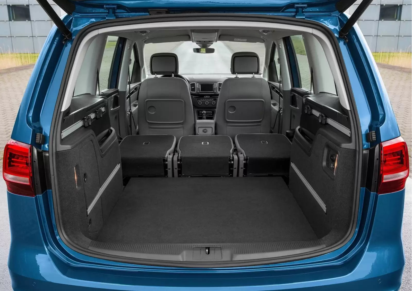 Fotografie vozu Volkswagen Sharan Beach 2.0 BMT, 162 kW, Benzinový, Automatická převodovka výroba 07/2015 - 06/2016