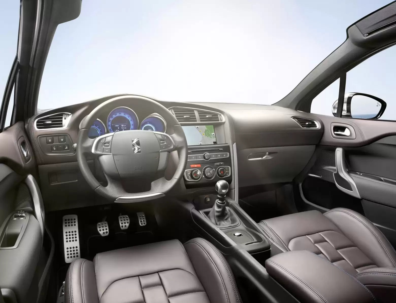 Fotografie vozu DS Automobiles DS 4 Crossback Sériová 1.2, 96 kW, Benzinový výroba od 10/2015