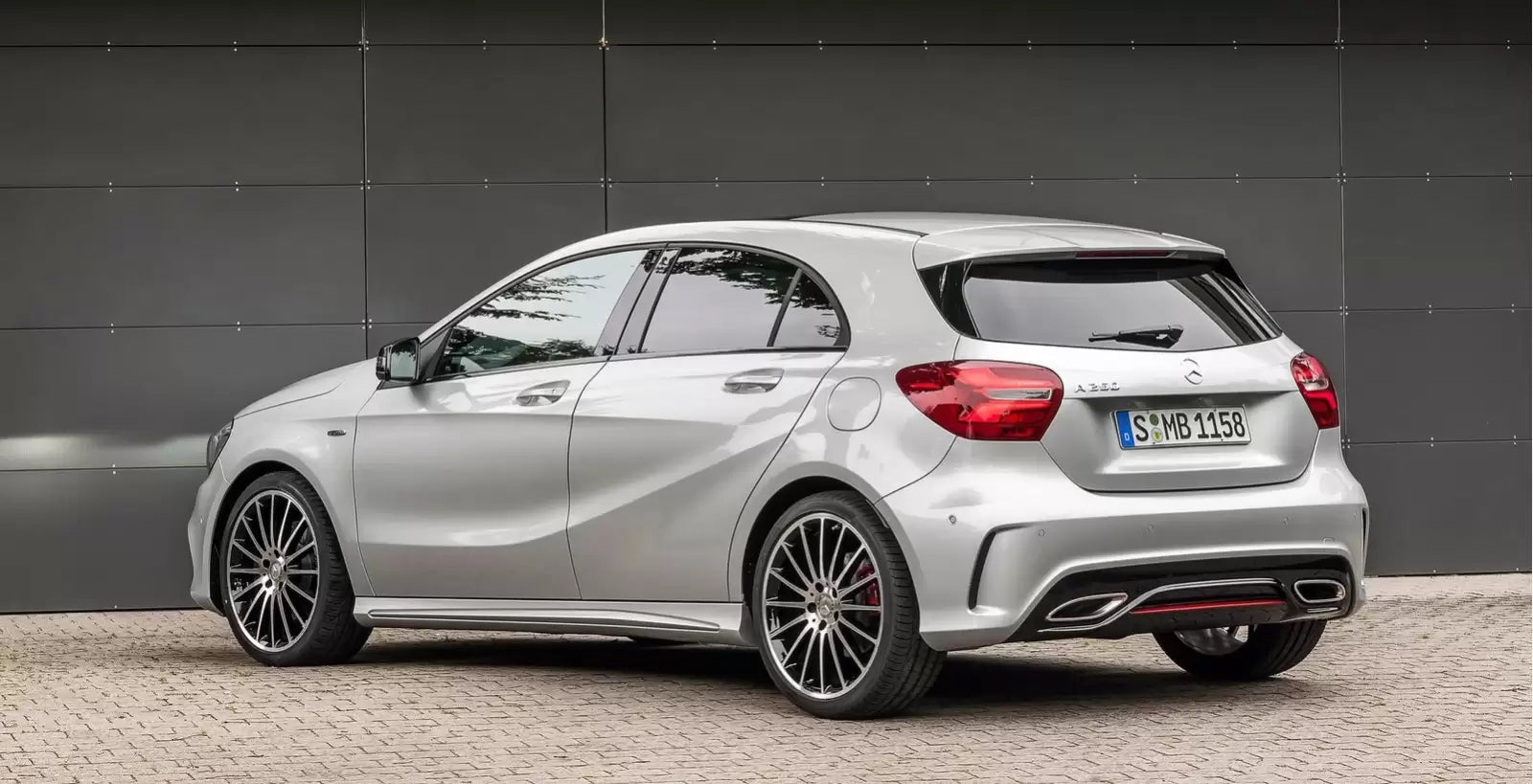 Fotografie vozu Mercedes-Benz Třída A AMG Line 180, 90 kW, Benzinový, Automatická převodovka výroba od 09/2015