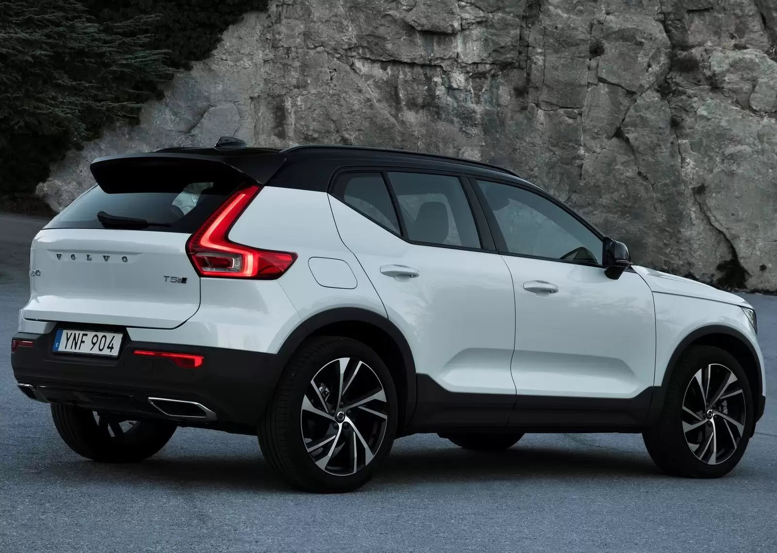 Fotografie vozu Volvo XC40 Momentum 2.0, 140 kW, Benzinový, Automatická převodovka výroba od 02/2018
