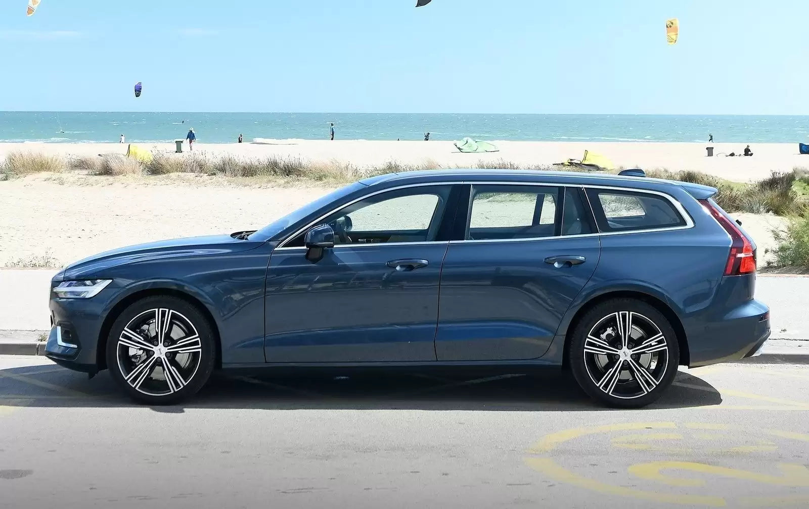 Fotografie vozu Volvo V60 Momentum 2.0 T4, 140 kW, Benzinový, Automatická převodovka výroba od 08/2018