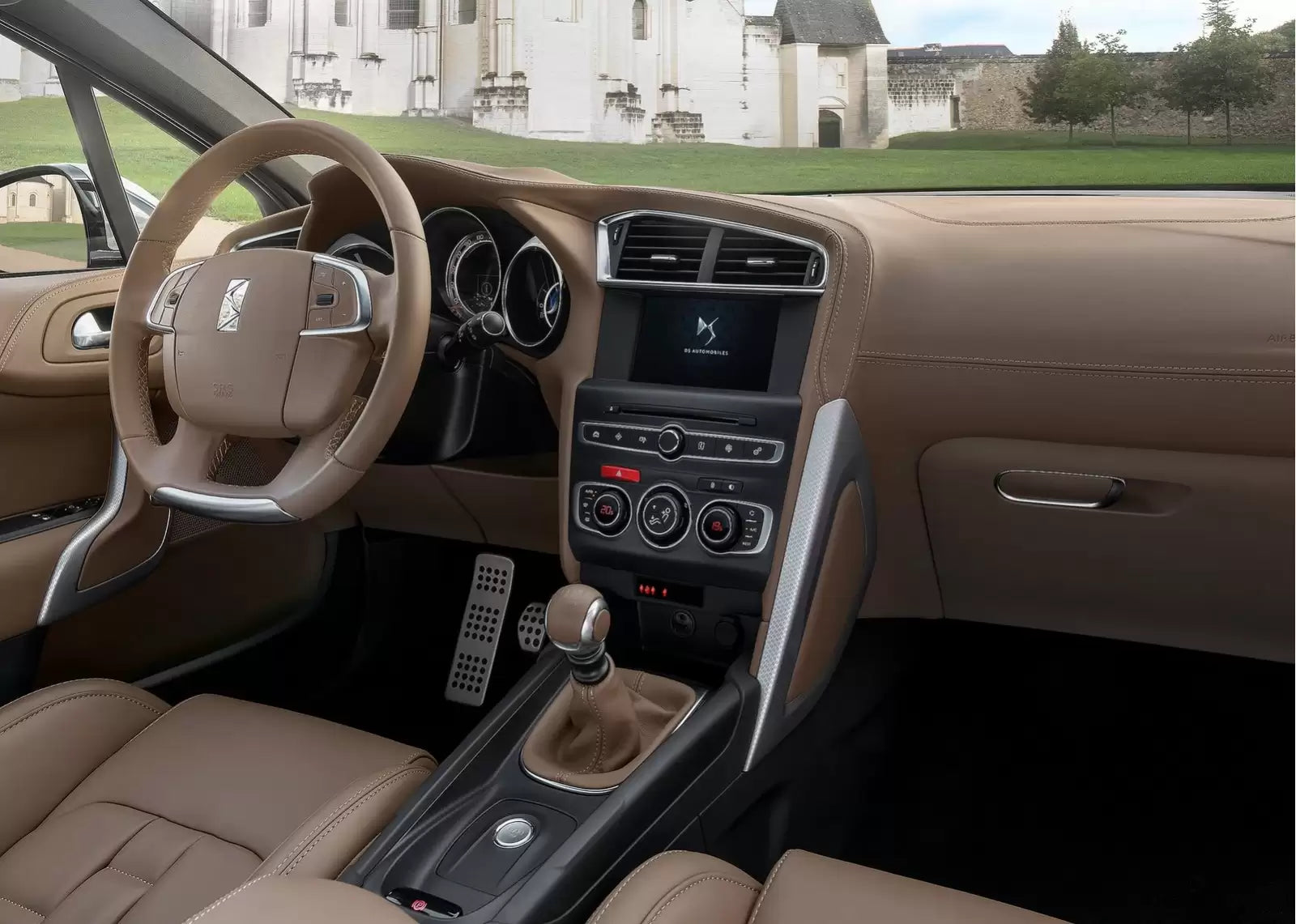 Fotografie vozu DS Automobiles DS 4 Business Class EAT6 2.0, 133 kW, Naftový, Automatická převodovka výroba od 08/2016