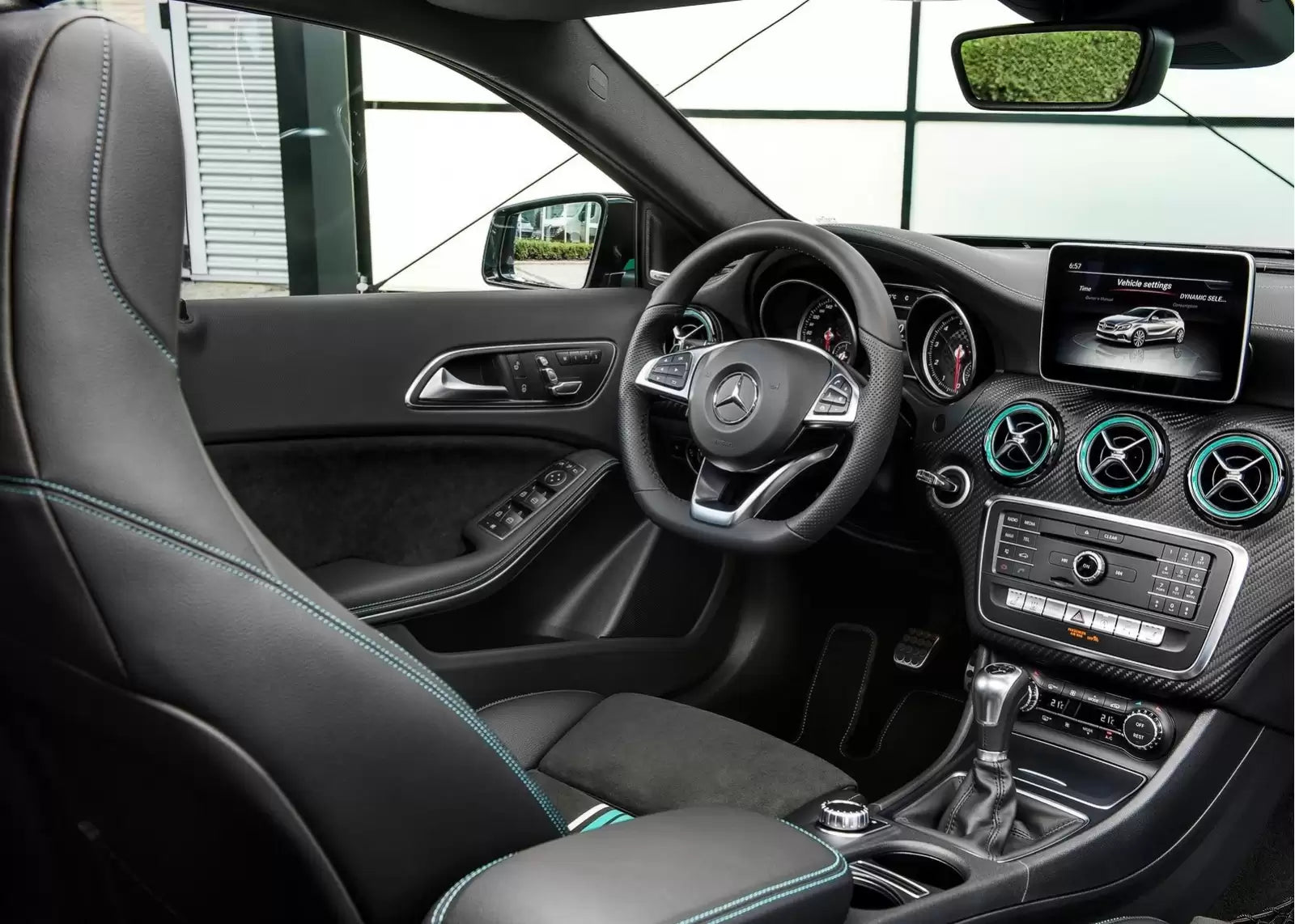 Fotografie vozu Mercedes-Benz Třída A AMG Line 180, 90 kW, Benzinový, Automatická převodovka výroba od 09/2015