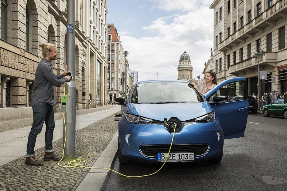 Praha se připravuje na elekromobilitu. Přibude 82 nabíječek.