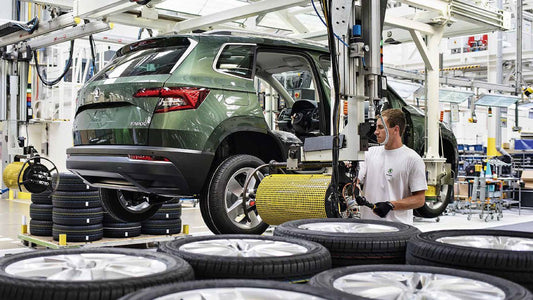 Nedostatek čipů brzdí výrobu aut. Chybět budou prý i pneumatiky.