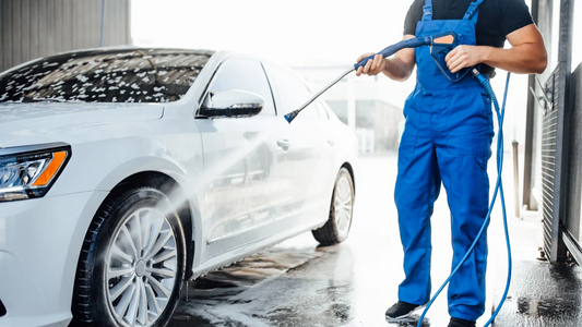 Jak umýt auto v ruční myčce: správný postup krok za krokem