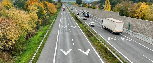 Nové značení na dálnicích. Šipky pohlídají bezpečnou vzdálenost