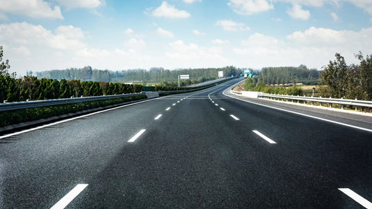 Jak správně jezdit v jízdních pruzích: dopravní značky, pruhy na silnici a pruh pro pomalá vozidla