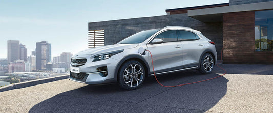 Auto do zásuvky na vzestupu. Prodalo se jich víc než dieselů.