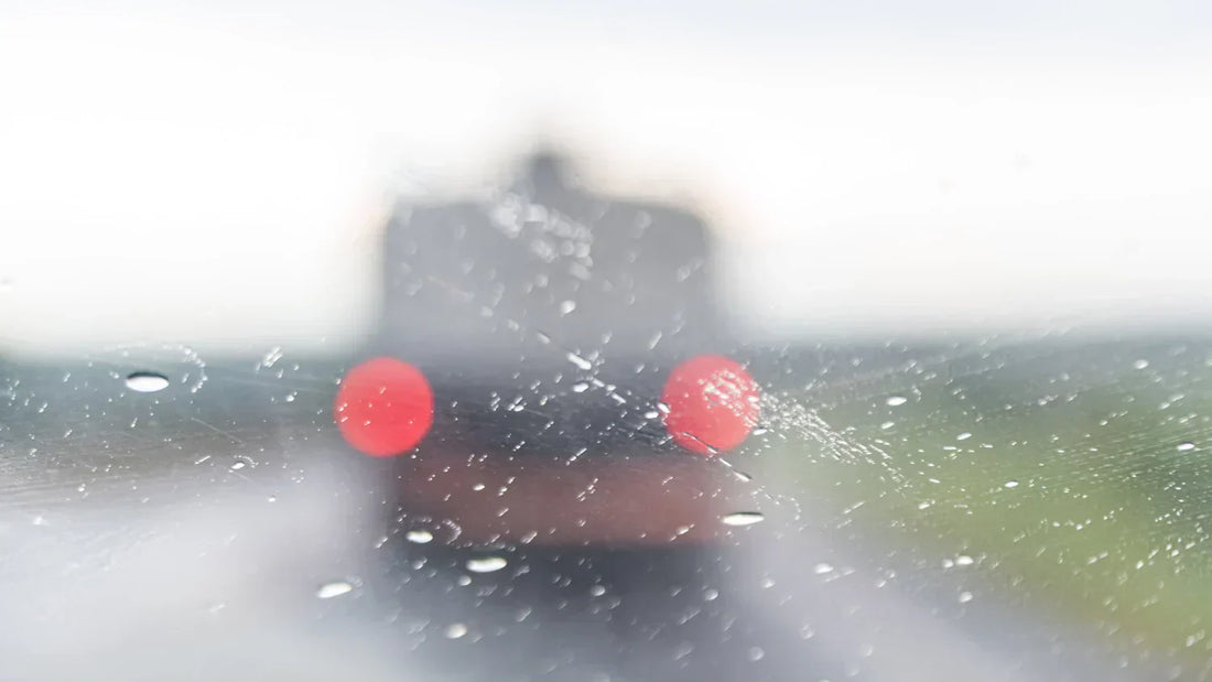 Jak na zamlžená okna v autě: Proč se mlží skla a jak je rychle odmlžit