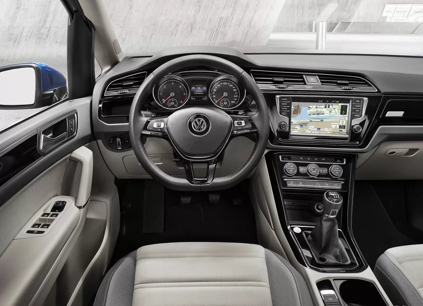 Fotografie vozu Volkswagen Touran Highline 1.8 BMT, 132 kW, Benzinový, Automatická převodovka výroba od 02/2016
