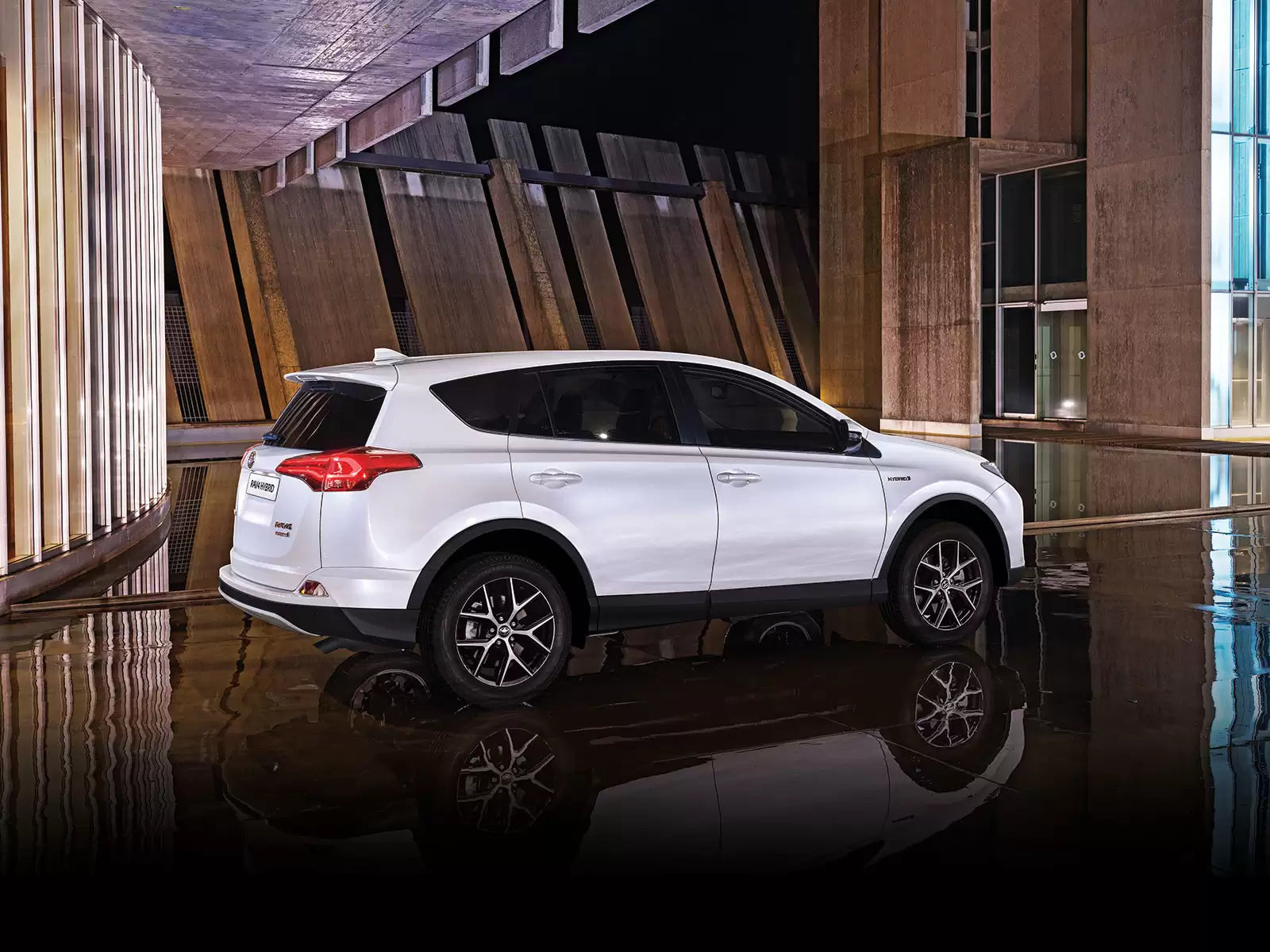 Fotografie vozu Toyota RAV4 Active 2.5, 145 kW, Hybridní, Automatická převodovka výroba od 01/2016