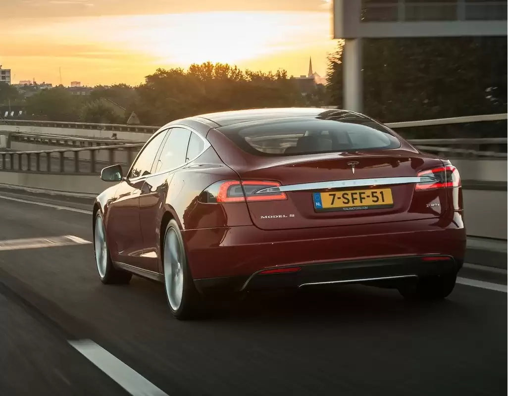 Fotografie vozu Tesla Model S Sériová 235kW, 235 kW, Elektrický, Automatická převodovka výroba 07/2015 - 04/2016