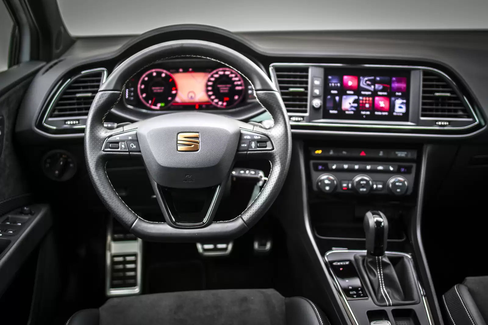Fotografie vozu SEAT Leon ST Cupra 4Drive DSG 300, 221 kW, Benzinový, 4x4, Automatická převodovka výroba od 04/2017