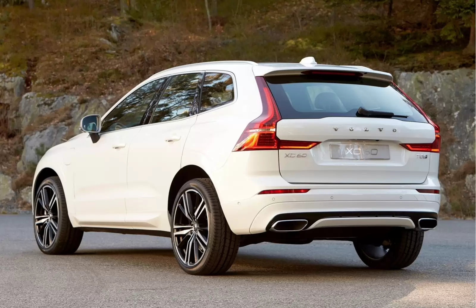 Fotografie vozu Volvo XC60 Momentum 2.0 T6, 235 kW, Benzinový, Automatická převodovka výroba od 07/2017