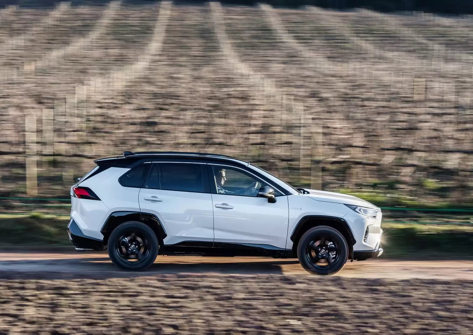 Fotografie vozu Toyota RAV4 Comfort 2.5, 131 kW, Hybridní, 4x4, e-CVT výroba od 01/2019