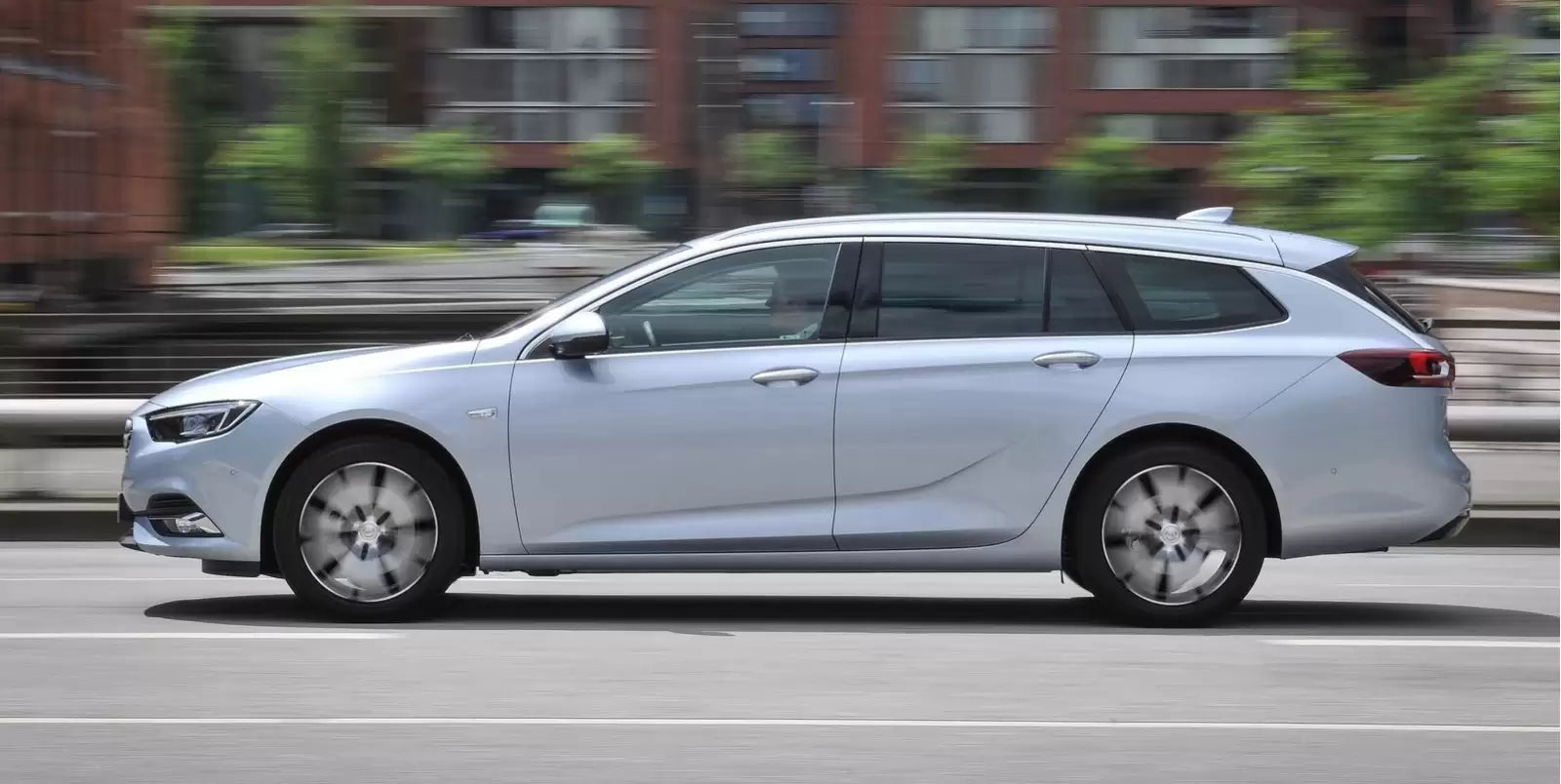 Fotografie vozu Opel Insignia Sports Tourer Edition 1.5, 121 kW, Benzinový, Automatická převodovka výroba od 07/2017