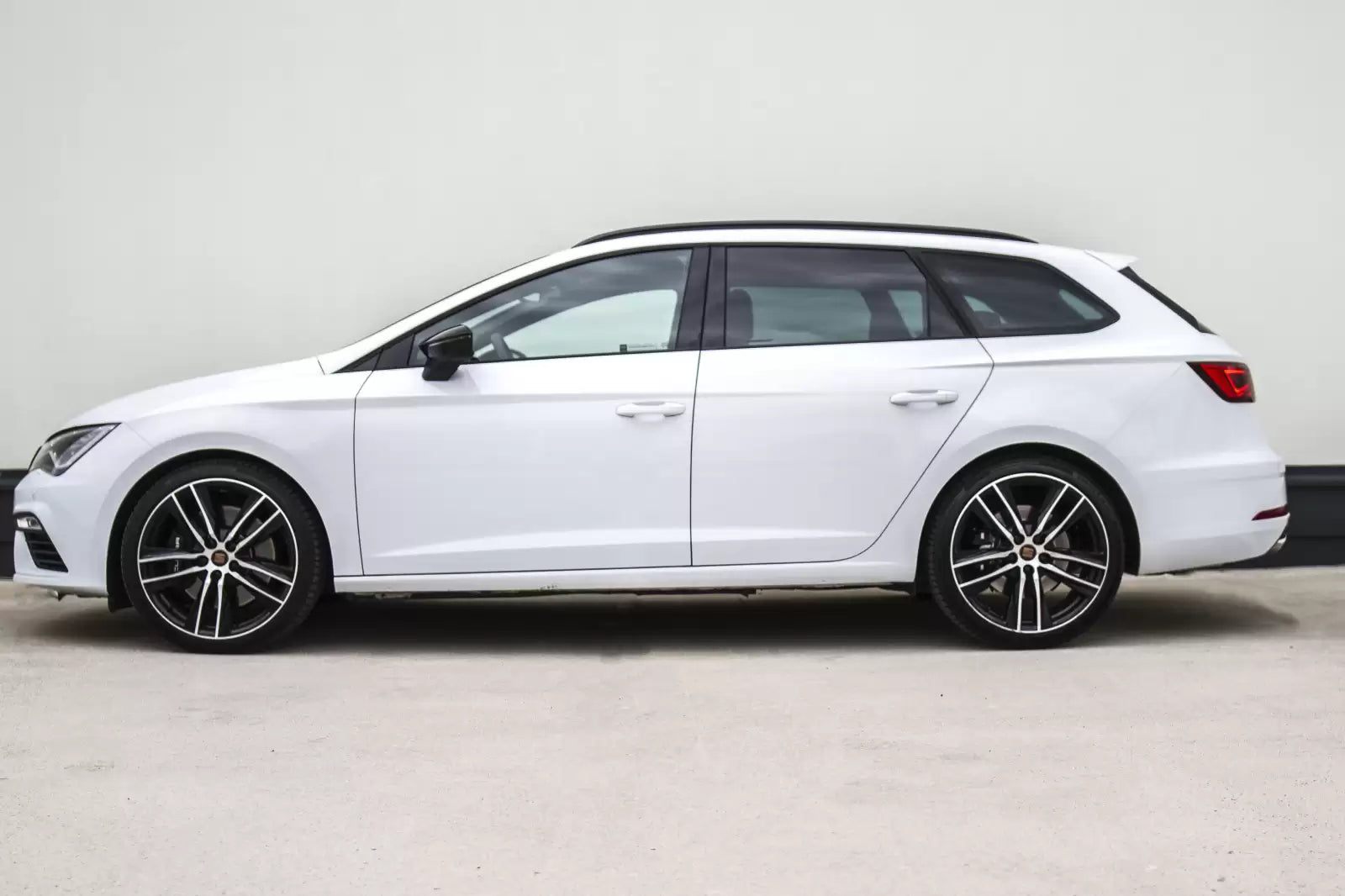 Fotografie vozu SEAT Leon ST Cupra 4Drive DSG 300, 221 kW, Benzinový, 4x4, Automatická převodovka výroba od 04/2017