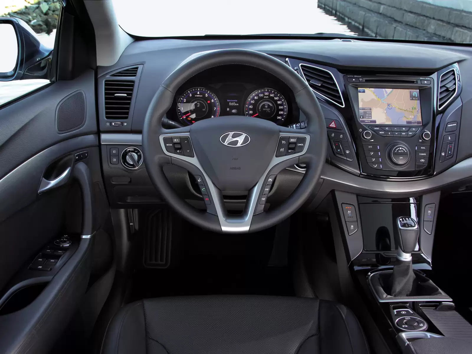 Fotografie vozu Hyundai i40 Kombi Experience DCT 1.7, 104 kW, Naftový, Automatická převodovka výroba od 09/2015