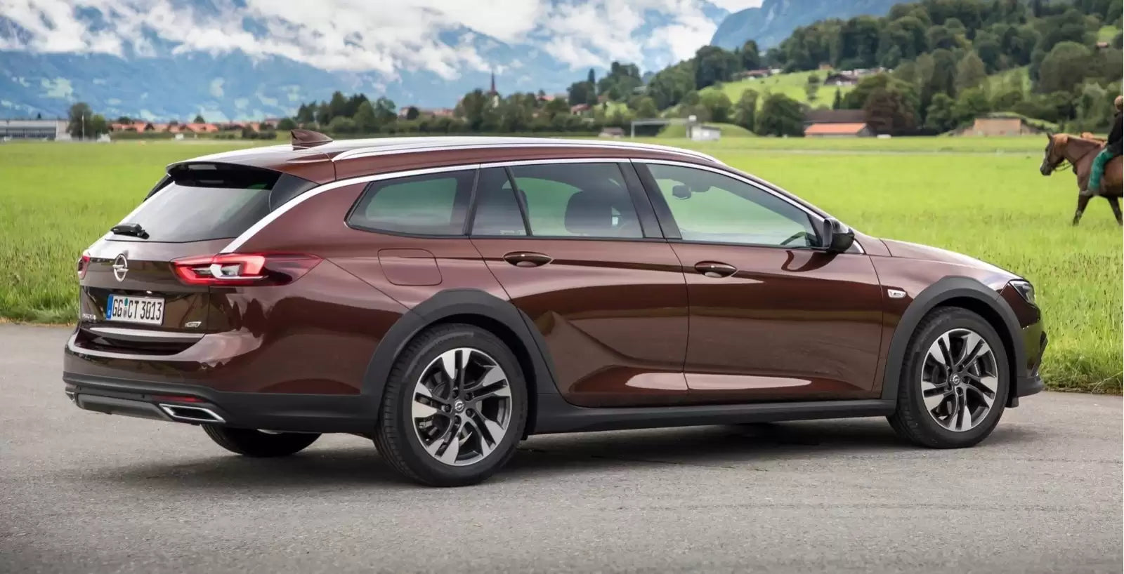 Fotografie vozu Opel Insignia Country Tourer Country Tourer 2.0, 191 kW, Benzinový, 4x4, Automatická převodovka výroba od 07/2017