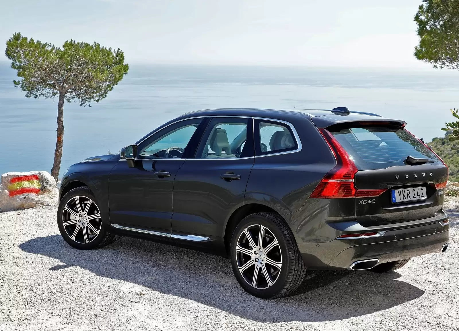 Fotografie vozu Volvo XC60 Momentum Pro 2.0 B4, 145 kW, Hybridní, Automatická převodovka výroba od 07/2017