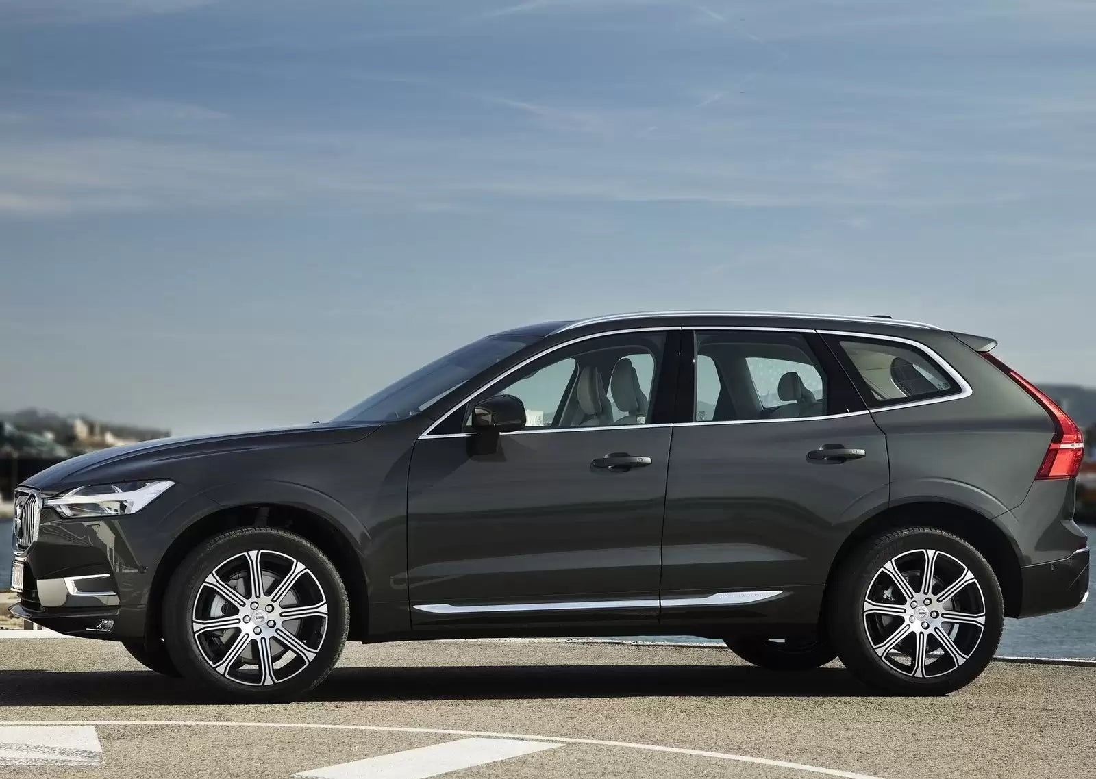 Fotografie vozu Volvo XC60 Momentum Pro 2.0 B4, 145 kW, Hybridní, Automatická převodovka výroba od 07/2017