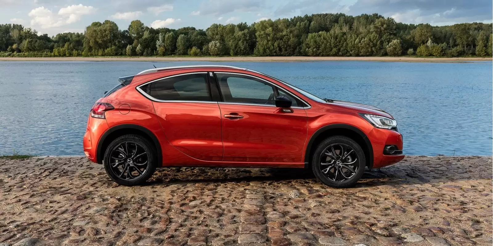 Fotografie vozu DS Automobiles DS 4 Crossback Sériová 1.2, 96 kW, Benzinový výroba od 10/2015