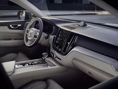 Fotografie vozu Volvo XC60 Momentum Pro 2.0 B4, 145 kW, Hybridní, Automatická převodovka výroba od 07/2017