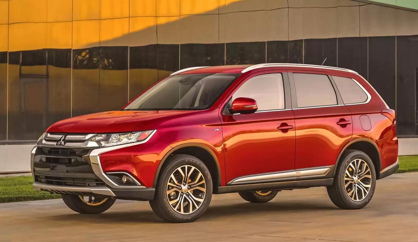 Fotografie vozu Mitsubishi Outlander Intense+ 2.2, 110 kW, Naftový, 4x4 výroba od 10/2015