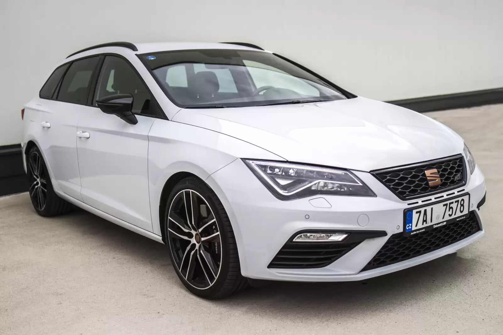 Fotografie vozu SEAT Leon ST Cupra 4Drive DSG 300, 221 kW, Benzinový, 4x4, Automatická převodovka výroba od 04/2017