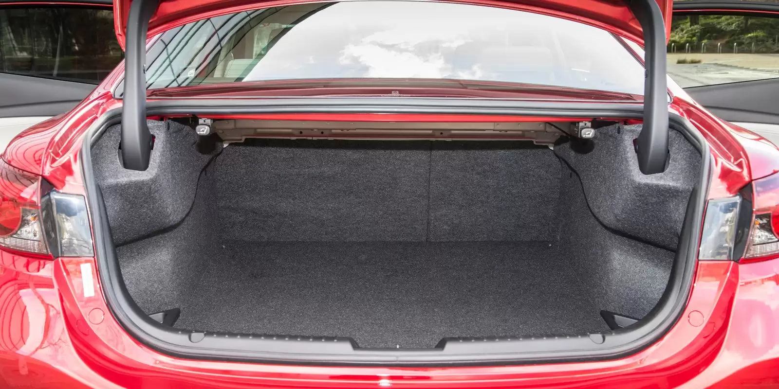 Fotografie vozu Mazda 6 Liftback Attraction 2.0, 107 kW, Benzinový výroba od 10/2016
