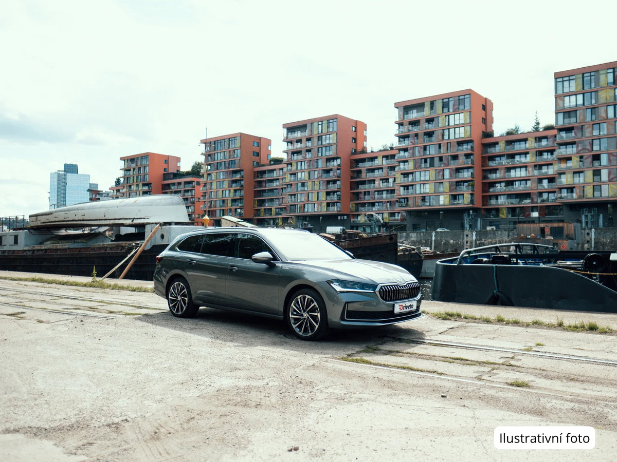 Fotografie automobilu Škoda Superb Combi Sportline na operativní leasing | Driveto.cz