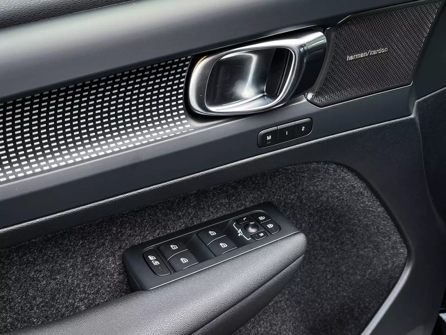 Fotografie automobilu Volvo XC40 Plus Dark na operativní leasing | Driveto.cz