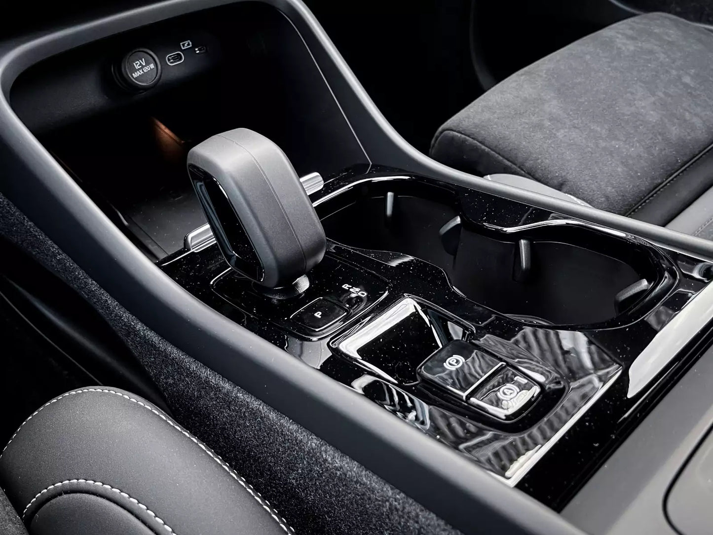 Fotografie automobilu Volvo XC40 Plus Dark na operativní leasing | Driveto.cz