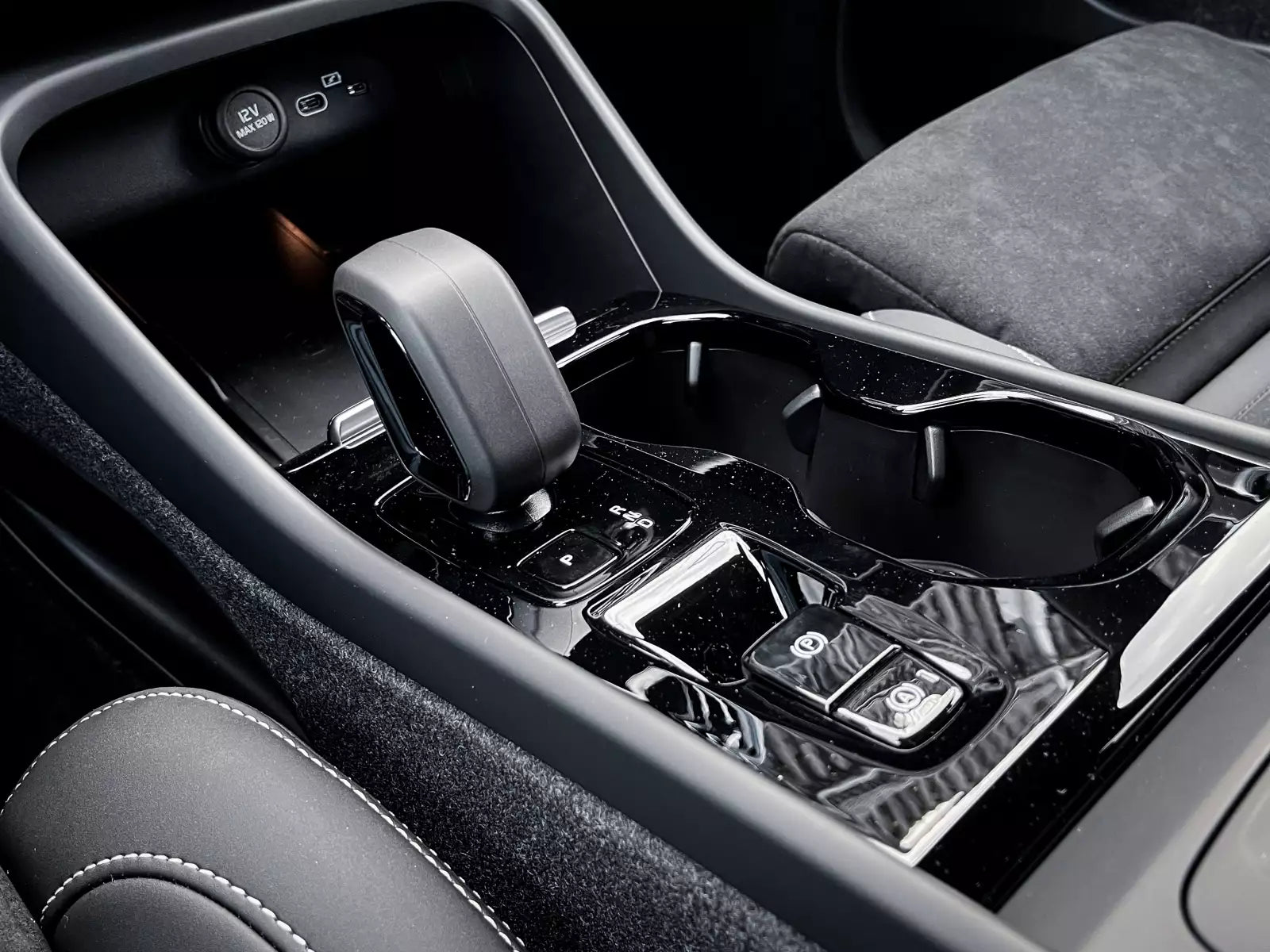 Fotografie automobilu Volvo XC40 Plus Dark na operativní leasing | Driveto.cz